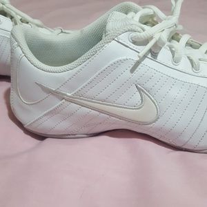 All white nike shoes